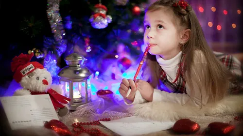 Новый Год Картинки девочка сидит за столом с игрушкой