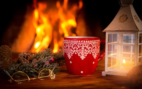 Уютный Новогодние Обои на телефон красная чашка с белой крышкой и золотой звездой на деревянном столе с камином и