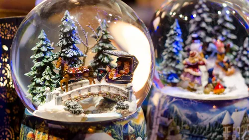 Уютный Новогодние Обои на телефон стеклянная чаша с деревом и снежным шаром