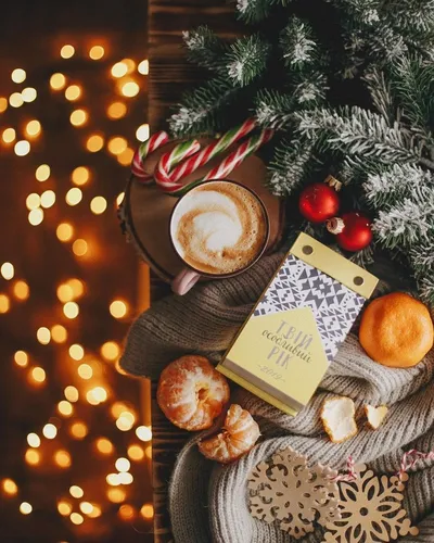 Уютный Новогодние Обои на телефон елка с открыткой и чашкой кофе
