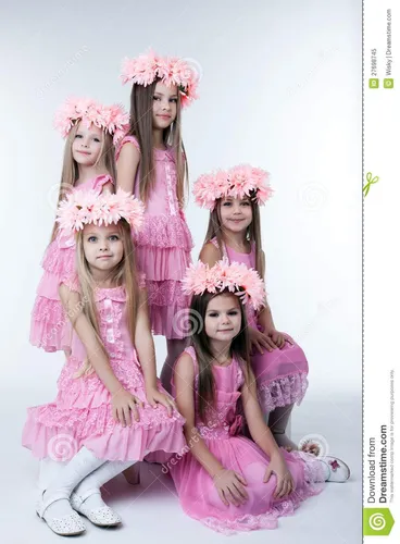 Девочек Картинки группа женщин в розовых платьях