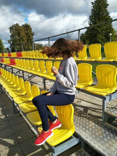 На Аву Для Девушек Картинки человек, сидящий на желтой скамейке