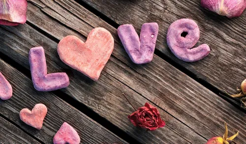 Про Любовь Картинки группа розовых и фиолетовых предметов на деревянной поверхности