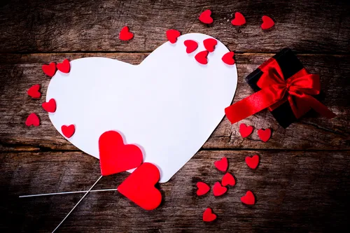 Про Любовь Картинки белый предмет в форме сердца с красными и белыми сердечками на деревянной поверхности