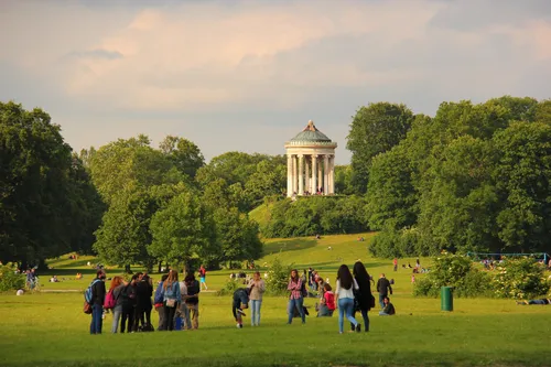 Описание На Английском Картинки группа людей, гуляющих в парке