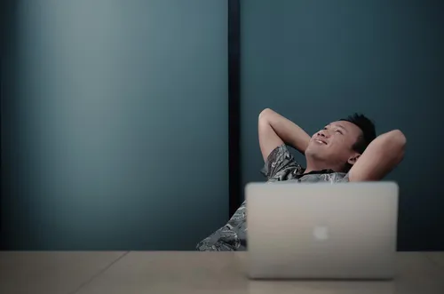Тадахито Игучи, Пинтерест Картинки женщина, лежащая на спине на ноутбуке