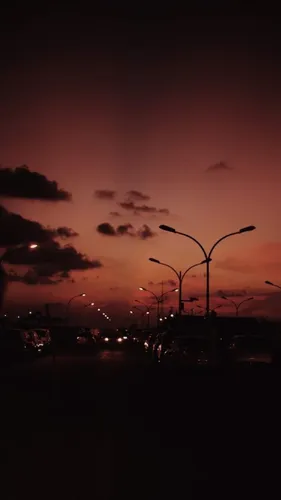 Фон Картинки закат с уличными фонарями и автомобилями