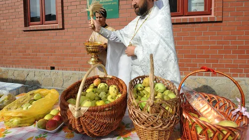 Яблочный Спас Картинки мужчина и женщина стоят рядом с корзинами с фруктами