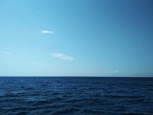 Море Картинки водоем с голубым небом и облаками