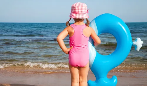 Море Картинки девушка в розовом купальнике, стоящая перед синим креслом на пляже