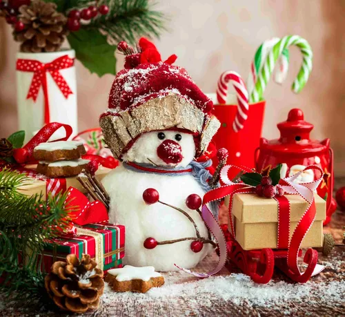 С Наступающим Новым Годом Картинки снеговик в красной шляпе и красно-белой елке