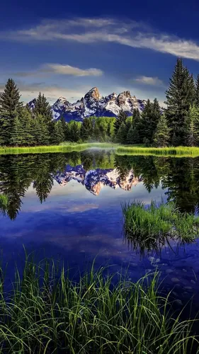 Красивые На Телефон Картинки озеро с деревьями и горами на заднем плане