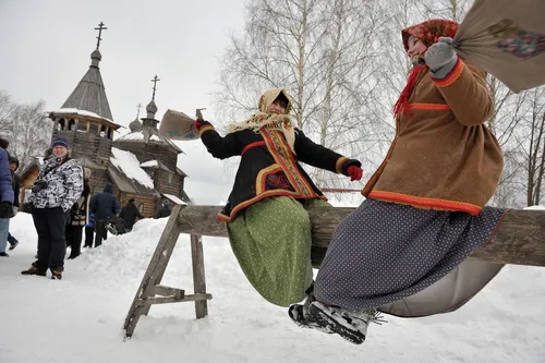 Масленица Картинки пара человек в одежде сидят на скамейке в снегу