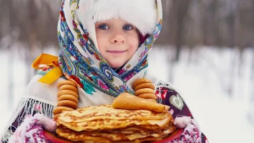 Масленица Картинки ребенок держит кучу печенья