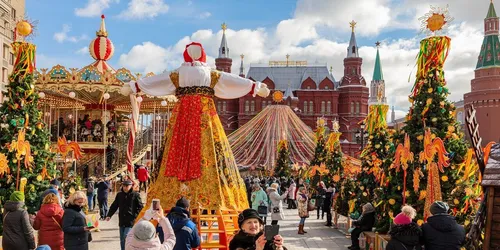 Масленица Картинки группа людей, прогуливающихся по карнавалу