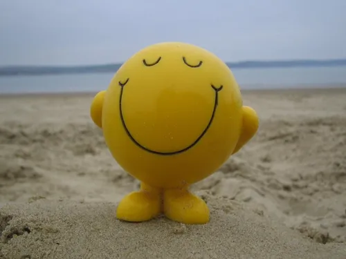 Позитивные Картинки желтая резиновая утка на пляже