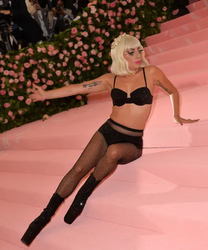 Леди Гага, Пошлые Картинки танцующий человек в черной одежде