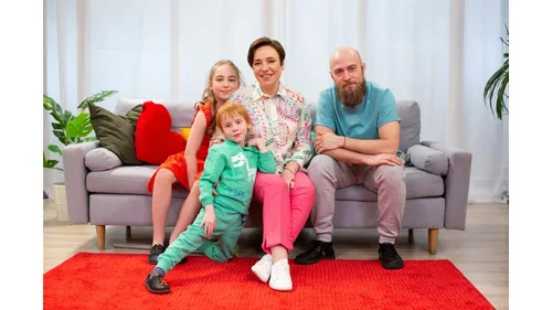 Тутта Ларсен, Семья Картинки семья, сидящая на диване