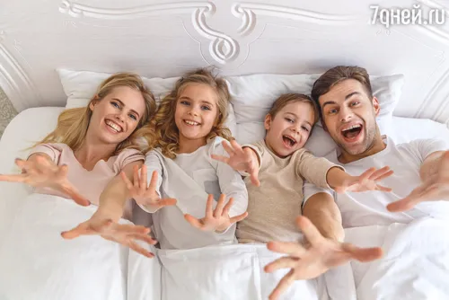 Семья Картинки группа людей, лежащих на кровати