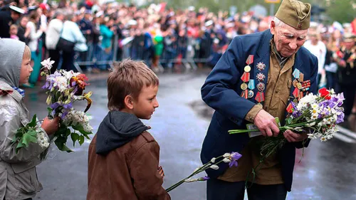 День Победы Картинки человек с цветами и ребенок