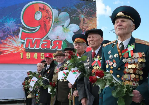 Элвин Дарк, День Победы Картинки группа мужчин в военной форме с цветами и букетом цветов