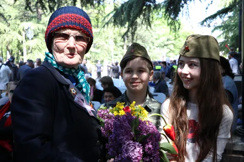 Сэди Сэндлер, Эйлин Кэдди, День Победы Картинки группа людей в шляпах и с цветами