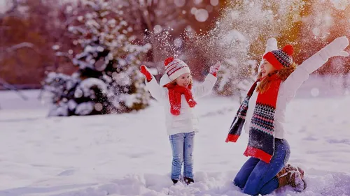 Зимние Картинки пара детей играет на снегу
