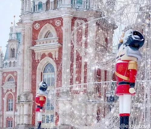 Зимние Картинки робот распыляет воду на здание