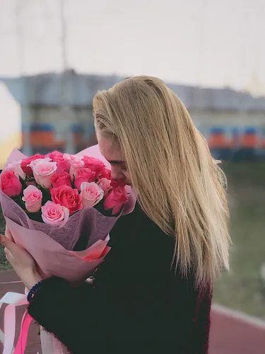 С Цветами Картинки человек, пахнущий букетом розовых цветов