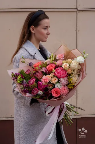 женщина с букетом цветов