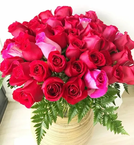 Цветов Картинки ваза с красными розами