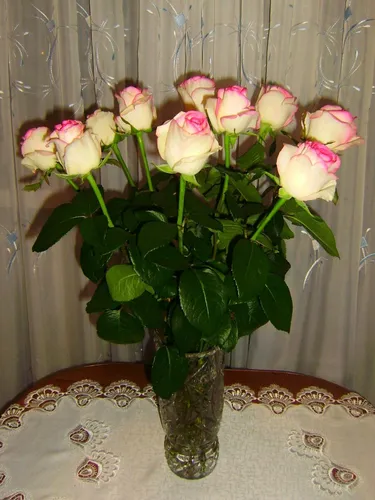 Цветов Картинки ваза с розовыми розами