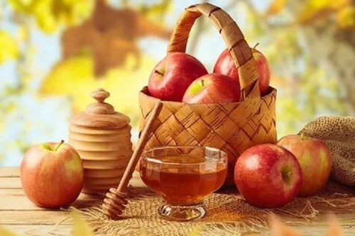 Медовый Спас Картинки корзина яблок и стакан сока на столе