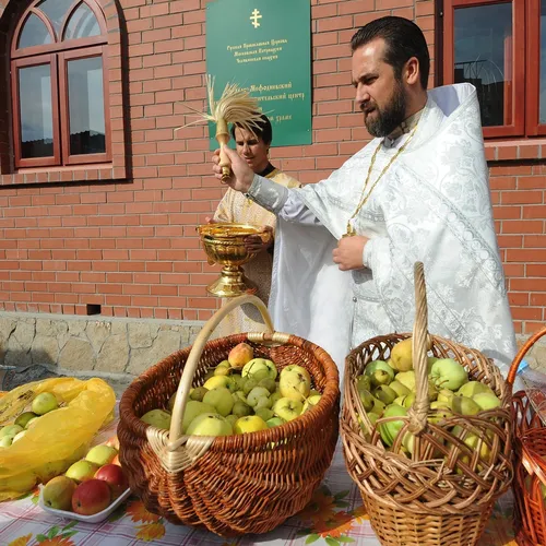 Медовый Спас Картинки мужчина и женщина стоят рядом с корзинами с фруктами