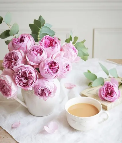 Нежные С Добрым Утром Картинки чашка чая рядом с букетом розовых цветов
