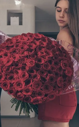 Розы Картинки женщина с букетом роз