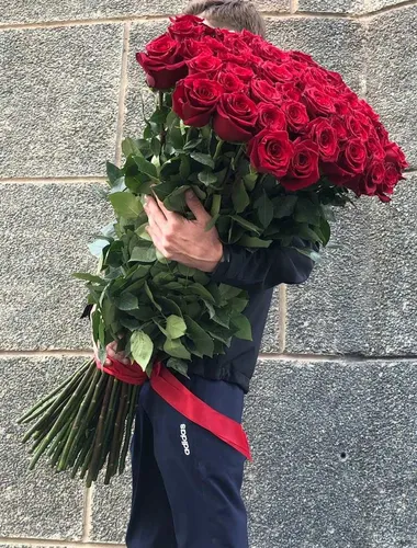 Розы Картинки человек, держащий букет красных роз