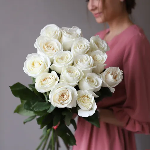Розы Картинки человек, держащий букет белых роз
