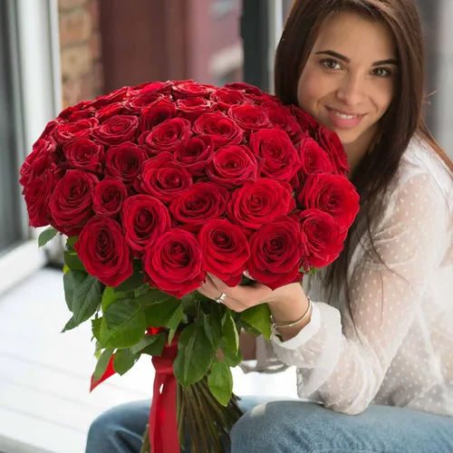 Розы Картинки женщина с букетом красных роз