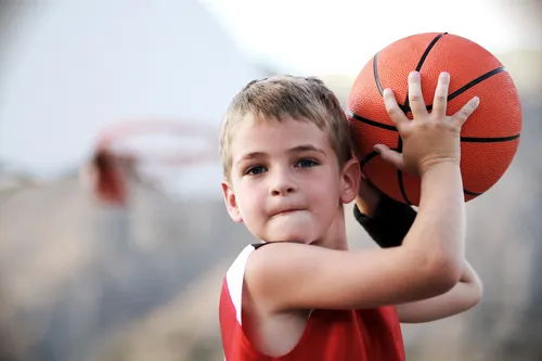 Спорт Картинки мальчик держит баскетбольный мяч