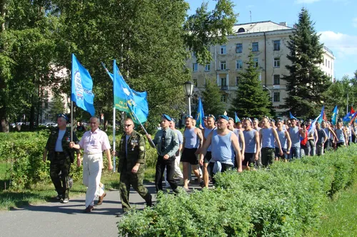 Фредерик Пети, Вдв Картинки группа людей, идущих по тропинке с флагами