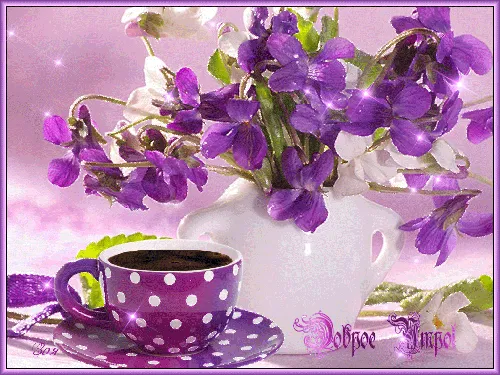 пара чайных чашек с фиолетовыми цветами