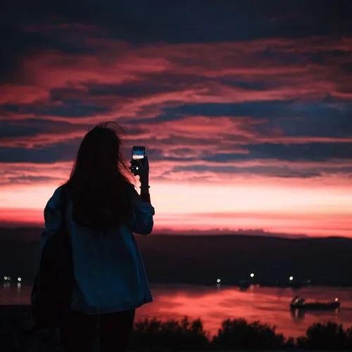 На Аву Для Девушек Со Смыслом Картинки женщина фотографирует закат