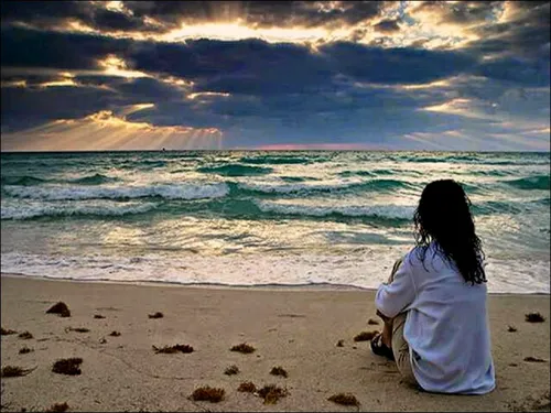 На Аву Для Девушек Со Смыслом Картинки человек, сидящий на пляже и смотрящий на океан