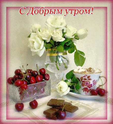 ваза с белыми розами и красными ягодами на столе