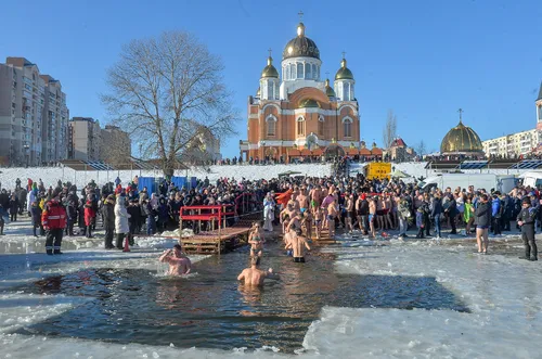 Крещение Картинки толпа людей у фонтана перед зданием