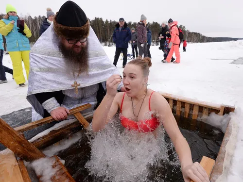 Крещение Картинки женщина и мужчина в снегу