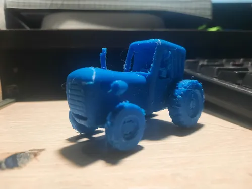 Синий Трактор Картинки синяя игрушка на столе