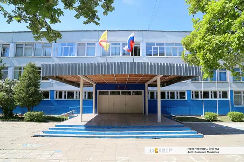 Школа Картинки здание с флагами впереди