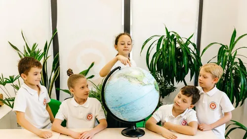 Школа Картинки группа детей, сидящих по всему земному шару